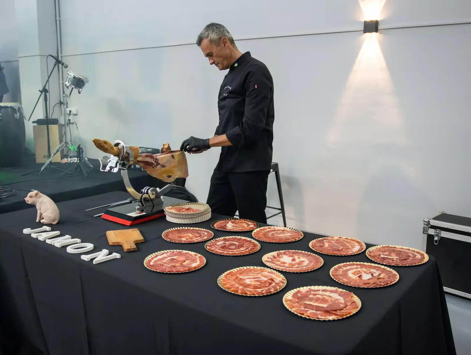 Cortador profesional preparando platos de jamón en directo en LA NAVE 77