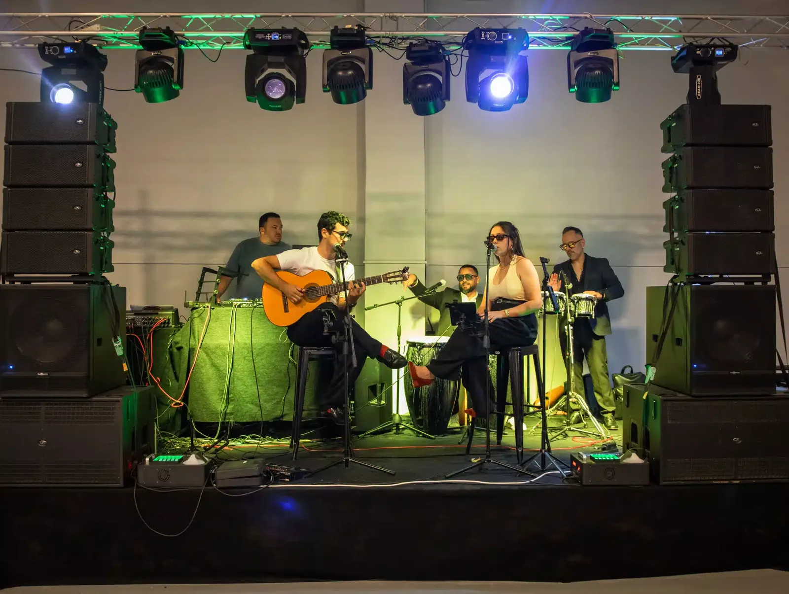 Escenario de LA NAVE 77 con estructura de truss, iluminación y equipo de sonido para eventos de empresa en Málaga