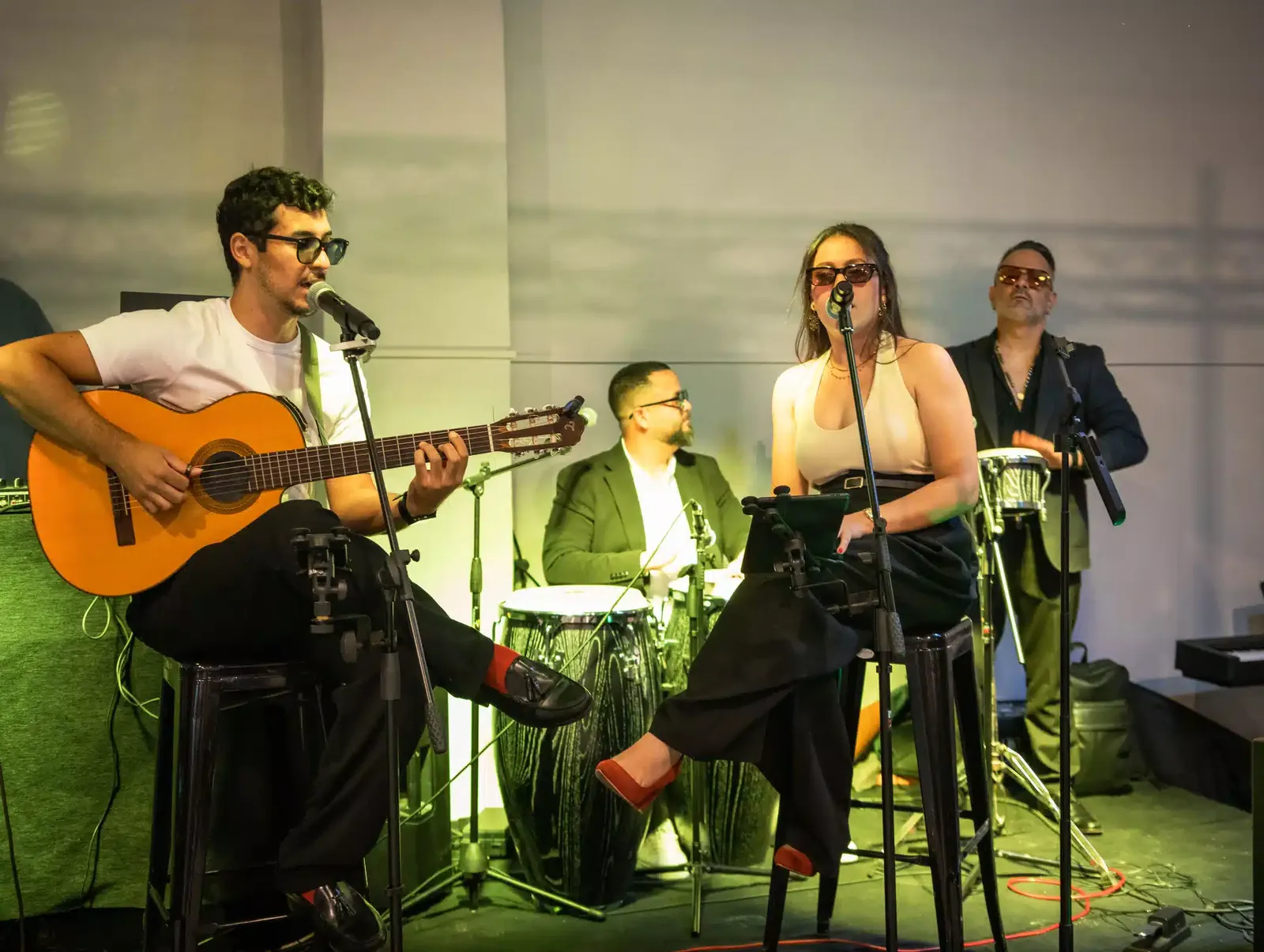 Música en directo con guitarra, voz y percusión durante una celebración en LA NAVE 77, Málaga