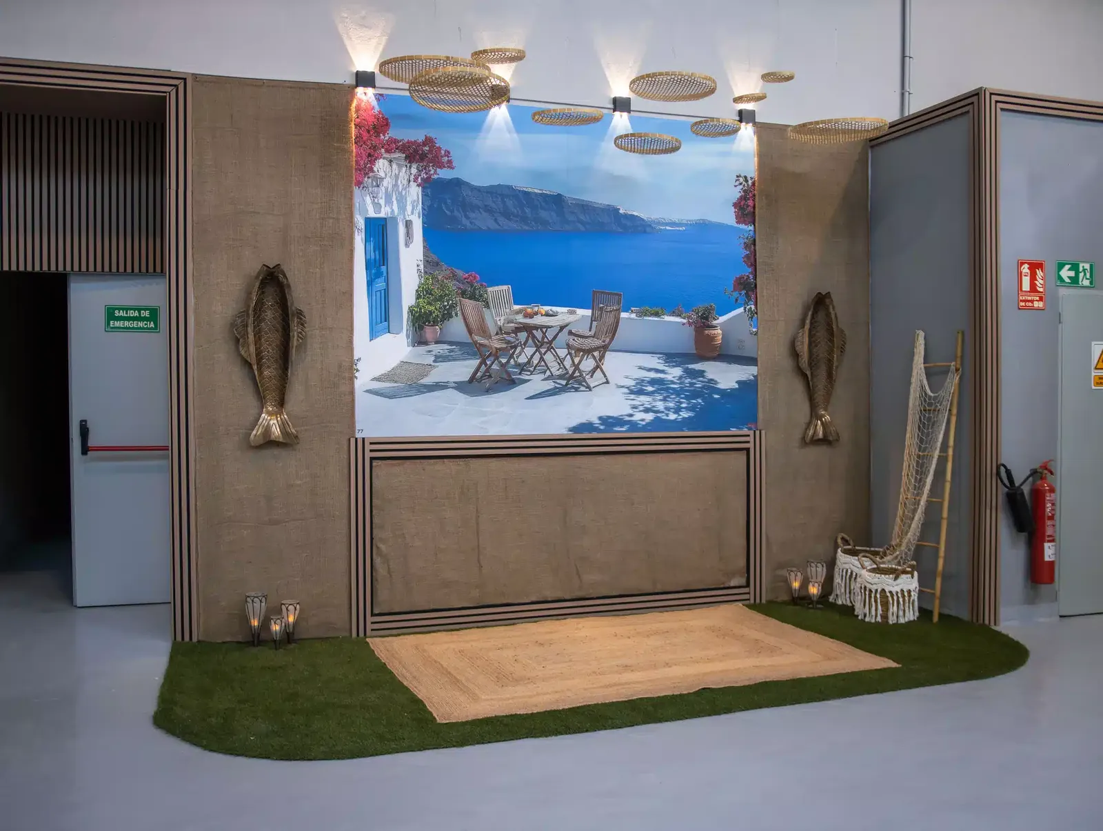 Photocall de estilo Santorini en LA NAVE 77, ideal para fotos de familia en comuniones y bautizos